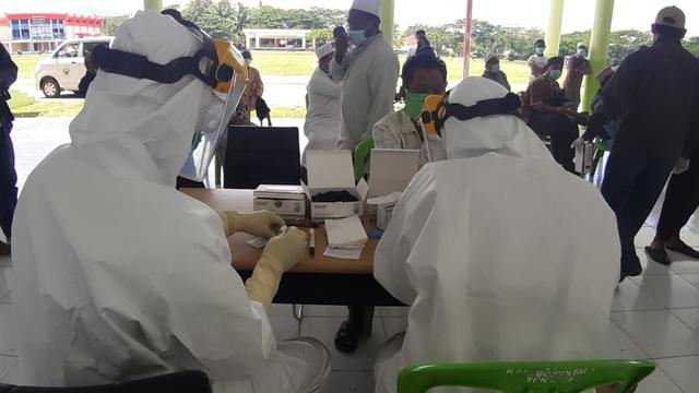 Ratusan jemaah tablig (JT) di Gorontalo menjalani rapid test dan isolasi selama 14 hari. (Foto: Liputan6.com/Arfandi Ibrahim)