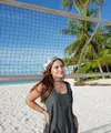Berpose di hamparan pasir putih dengan latar laut biru dan deretan pohon kelapa, Marsha tampil bak beach girl modern dengan outfit santai yang mudah dijadikan inspirasi untuk liburan musim panas. [@aruanmarsha].