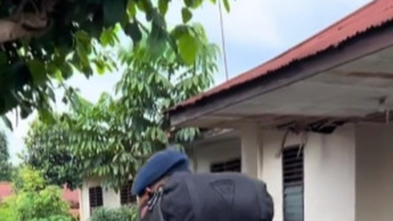 Momen Anggota Brimob Pulang Bikin Ibunya Kaget 'Kalau Bapak Masih Hidup Lihat Pakai Baret Pasti Bangga