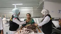 Dokter KKHI Madinah sedang memeriksa jemaah haji sakit. Darmawan/MCH