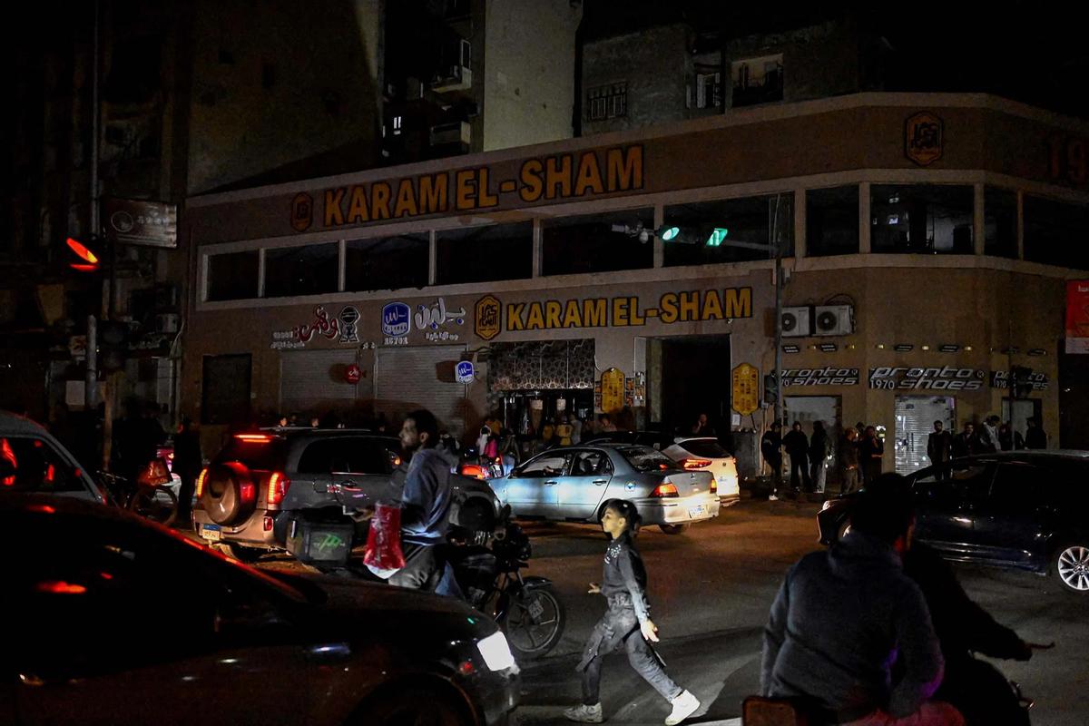 FOTO: Kairo Terapkan Jam Malam di Tengah Krisis Energi