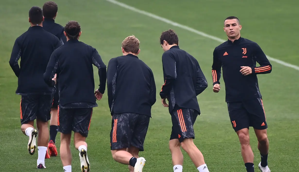Para pemain Juventus melakukan pemanasan dalam sesi latihan di 'Juventus Training Center' di Turin (3/11/2020). Juventus akan bertanding melawan Ferencvaros pada Grup G Liga Champions di Puskas Arena. (AFP/Marco Bertorello)