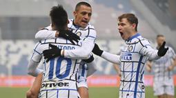 Striker Inter Milan, Alexis Sanchez, melakukan selebrasi bersama Lautaro Martinez dan Niccolo Barella usai mencetak gol ke gawang Sassuolo pada laga Liga Italia di Stadion Mapei, Sabtu (28/11/2020). Inter Milan menang dengan skor 3-0. (Massimo Paolone/LaPresse via AP)