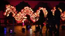 Pengunjung menikmati labu yang disusun menjadi bentuk naga yang dipamerkan dalam malam Festival Halloween di Los Angeles, California (16/10). Halloween dirayakan setiap tahun pada tanggal 31 Oktober. (AFP/Mark Ralston)