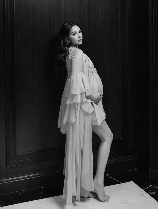 Dengan kaki yang jenjang, Alyssa sukses jadi Gorgeous Mama untuk maternity shoot kali ini [@alyssadaguise]