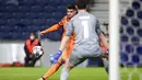 Kiper Porto Agustin Marchesin tampil Spartan, Ia mampu menahan 15 tembakan terakhir yang dihadapinya sebelum dibobol Chiesa. (AP/Luis Vieira)