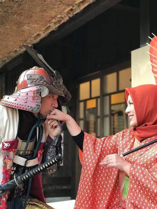 Salah satu cara yang dilakukan Denny agar hubungannya selalu harmonis adalah dengan meluangkan waktu pergi keluar rumah hanya berdua dengan istrinya.  (Instagram/dennycagur)