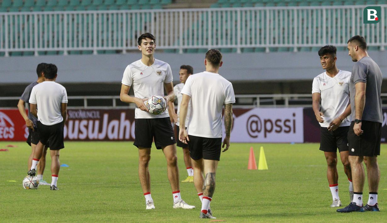 Pemain Timnas Indonesia, Elkan Baggott, mengikuti sesi latihan jelang laga melawan Curacao di Stadion Pakansari, Bogor, Senin (26/9/2022). (Bola.com/M Iqbal Ichsan)