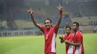 Pemain Timnas Nepal, Rohit Chand, memberikan salam kepada The Jakmania yang memberinya dukungan usai menghadapi Jepang di Laga Grup D sepak bola Asian Games 2018, Selasa (14/8/2018). (Dok. Inasgoc)