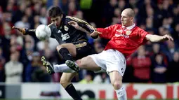 5. Jaap Stam - Pemain berkepala plontos ini bergabung dengan Manchester United pada 1998. Ketangguhannya di lini belakang membuat para penyerang lawan kerepotan. Di musim perdananya dia sukses mempersembahkan treble winners untuk MU. (AFP/Adrian Dennis)