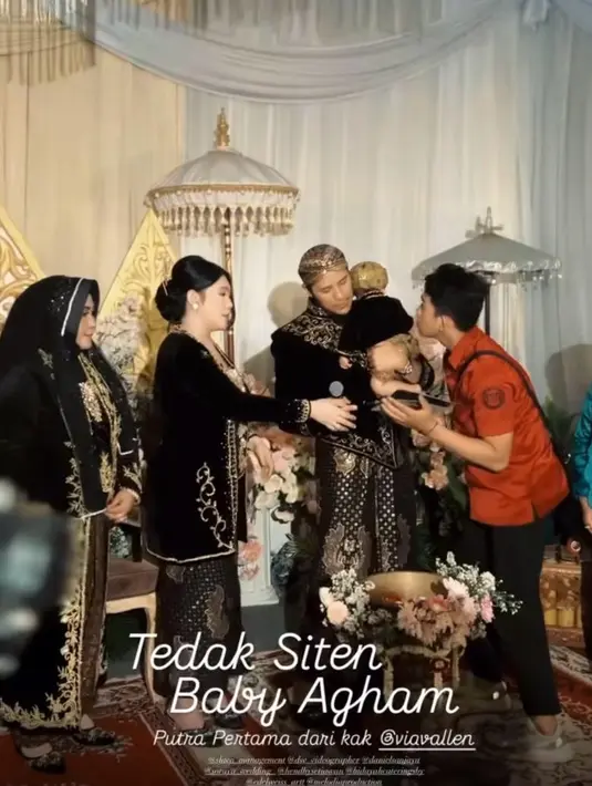 Kesempurnaan penampilannya semakin terlihat dengan tatanan rambut sanggul khas Jawa, dihiasi aksesori cunduk mentul yang menambah pesona keanggunannya. Riasan wajah yang flawless semakin melengkapi kecantikannya dalam momen istimewa ini. [@dsv_videographer].