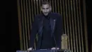 Kiper PSG, Gianluigi Donnarumma menyapa penonton setelah memenangkan Piala Yashin Ballon d'Or 2021 sebagai penjaga gawang terbaik saat upacara Ballon d'Or ke-65 di Theater du Chatelet, di Paris, Senin (29/11/2021). (AP Photo /Christophe Ena)