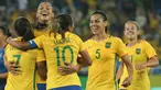 Sejumlah pemain Brasil merayakan gol keempat mereka ke gawang timnas Swedia pada lanjutan sepak bola wanita di Olimpiade Rio 2016,Brasil, (6/8). Brasil menang dengan skor telak 5-1. (REUTERS / Gonzalo Fuentes)