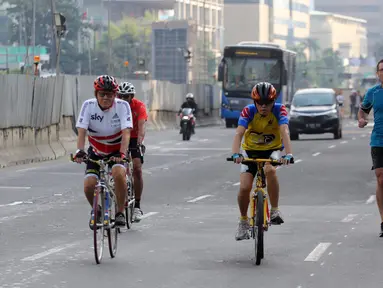 Warga berolahraga di kawasan Jalan Jenderal Sudirman hingga Jalan Thamrin, Jakarta, Minggu (17/6). Meski HBKB atau CFD ditiadakan, warga yang sudah terbiasa menjadikan lokasi ini untuk berolahraga tetap melakukan rutinitasnya. (Liputan6.com/Arya Manggala)