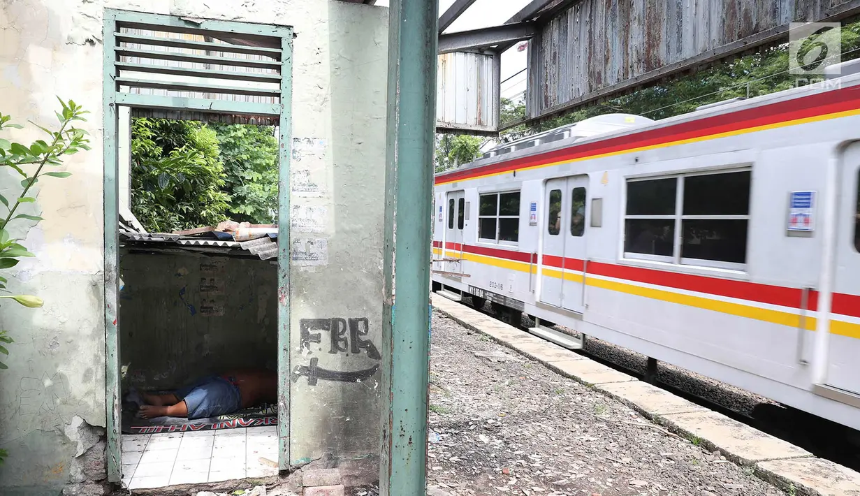 Kereta melintas di Stasiun Mampang, akarta, Senin (9/4). Stasiun yang telah dinonaktifkan pengoperasiannya, kini kondisinya terbengkalai serta kumuh karena dijadikan tempat tinggal sejumlah tunawisma. (Liputan6.com/Immanuel Antonius)