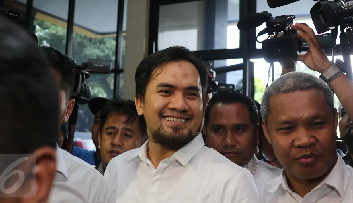 Senyum pedangdut Saipul Jamil alias Ipul saat mendatangi Kejaksaan Negeri Jakarta Utara, Senin (4/4). Tersangka kasus pelecehan seksual anak di bawah umur itu akan dipindahkan ke Kejaksaan Negeri Jakarta Utara. (Liputan6.com/Herman Zakharia)