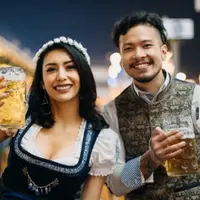 Tyas Mirasih dan Raiden Soedjono saat menghadiri Festival Bir di Munich, Jerman (Instagram/@tyasmirasih)