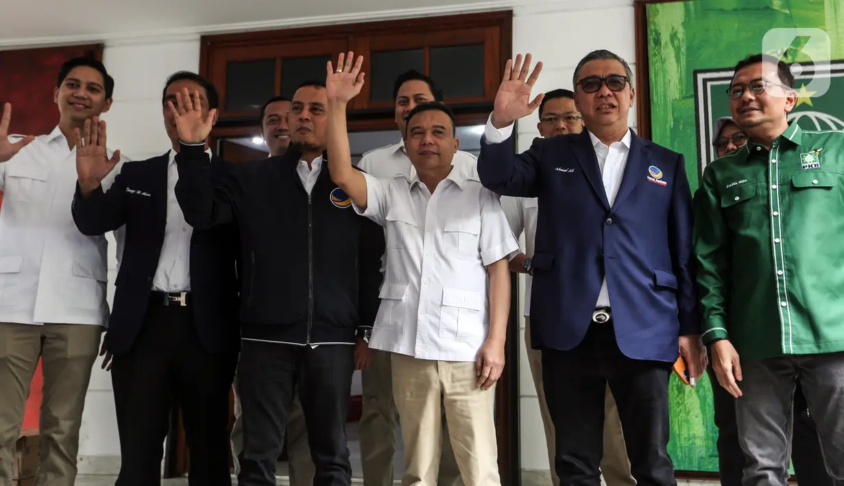 Ketua Harian DPP Partai Gerindra Sufmi Dasco Ahmad (tengah) bersama Wakil Ketua Umum Partai Nasdem Ahmad Ali (kedua kanan) dan rombongan usai melakukan pertemuan di Sekretariat Bersama Gerindra-PKB, Jakarta, Kamis (26/1/2023). Pertemuan petinggi Gerindra-PKB-Nasdem tersebut untuk bersilahturahmi antarpartai politik jelang Pemilu 2024 sekaligus membahas koalisi perubahan Indonesia Raya yang diharapkan memberi dampak positif agar persatuan dapat terjaga. (Liputan6.com/Johan Tallo)