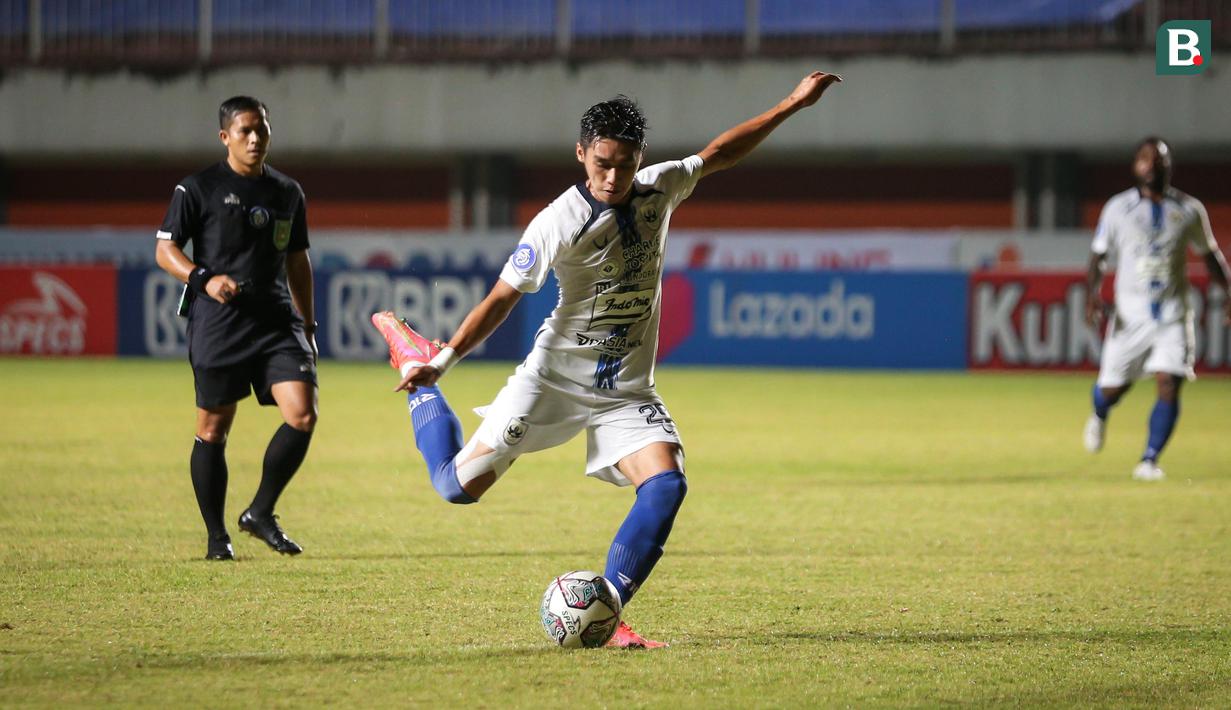 PSIS mencoba menekan pada menit ke-21 melalui Septian David Maulana. Sayangnya, bola hasil sepakannya masih bisa dijinakkan oleh barisan pertahanan Bali United. (Bola.com/Bagaskara Lazuardi)