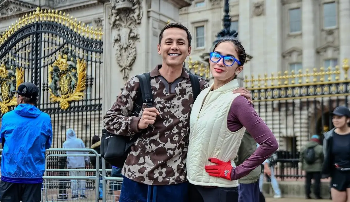 Pasutri keren Andhika Pratama dan Ussy Sulistiawaty turut serta di London Marathon. Tapi kali ini, Andhika Pratama yang mendukung sang istri. Di foto ini, keduanya berpose couple manis. Andhika memadukan outer bercorak bernuansa kecokelatan degnan celana panjang biru, sedangkan Ussy tampil dengan inner lengan panjang ungu ditumpuk dengan puffer vest putih dan celana legging hitam. [Foto: Instagram/ussypratama