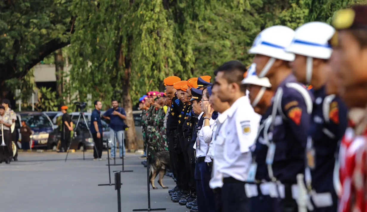 Suasana apel siaga arus mudik Lebaran 2015, Jakarta, Kamis (2/7/2015). Jonan mengingatkan otoritas yang bertugas agar memberikan pelayanan terbaik kepada para pemudik. (Liputan6.com/Faizal Fanani)
