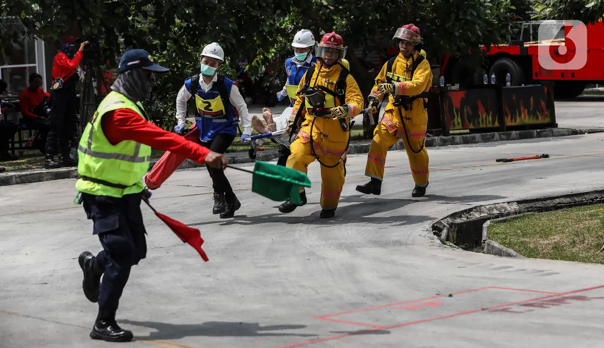 Peserta saat mengikuti Jakarta Fire Safety Challengge (JFSC) tahun 2022 di Lapangan Kantor Dinas Penanggulangan Kebakaran dan Penyelamatan (Gulkarmat), Duri Pulo, Jakarta Pusat, Selasa (9/8/2022). Kegiatan ini diikuti oleh 101 kontingen dari petugas Manajemen Keselamatan Kebakaran Gedung (MKKG) dan Manajemen Keselamatan Kebakaran Lingkungan (MKKL) di wilayah DKI Jakarta. (Liputan6.com/Johan Tallo)