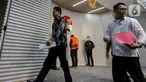 Wakil Ketua Komisi Pemberantasan Korupsi (KPK), Johanis Tanak (kiri) usai memberikan keterangan terkait penahanan Bupati Sidoarjo Ahmad Muhdlor Ali di Gedung Merah Putih KPK, Jakarta, Selasa (7/5/2024). (Liputan6.com/Angga Yuniar)