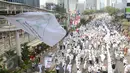 Massa yang dominan mengenakan warna putih melakukan aksi di Bundaran HI, Jakarta, Minggu (16/8/2015). Parade Tauhid yang diikuti berbagai organisasi massa Islam ini digelar dalam rangka mensyukuri kemerdekaan RI ke 70 tahun. (Liputan6.com/Faizal Fanani)