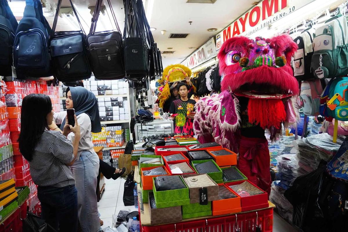 FOTO: Semarak Barongsai Jelang  Perayaan Imlek di Pusat Perbelanjaan Senen