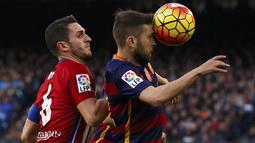 Bek sayap Barcelona, Jordi Alba, duel udara dengan pemain Atletico Madrid, Koke. Sementara bagi Atletico hasil ini membuat mereka turun ke posisi kedua. (Reuters/Albert Gea) 