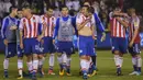 Para pemain Paraguay tampak kecewa usai ditaklukkan Uruguay pada laga kualifikasi piala dunia 2018 di Stadion Defensores del Chaco, Rabu (6/9/2017). Uruguay menang 2-1 atas Paraguay. (AFP/Favio Falcon)