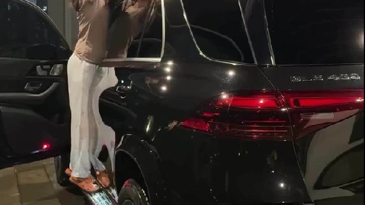 Potret Michelle Ziudith Nyuci Mobil Sendiri Malam-Malam, Bikin Netizen Salut dan Dipuji Artis Mandiri