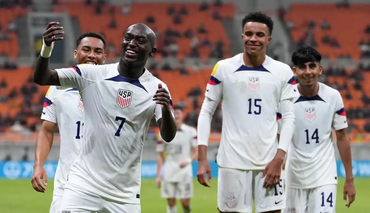 Sayap kiri Timnas Amerika Serikat U-17, Nimfasha Berchimas yang baru berusia 15 tahun dan tengah menjalani muism kedua bersama Charlotte di MLS telah mencetak 3 gol di Piala Dunia U-17 2023. Dua gol dicetak ke gawang Korea Selatan saat Amerika Serikat menang 3-1 pada laga pertama Grup E (12/11/2023) dan satu gol lagi dicetak ke gawang Burkina Faso pada laga kedua saat Tim Paman Sam Muda menang 2-1 (15/11/2023). (charlottefootballclub.com)