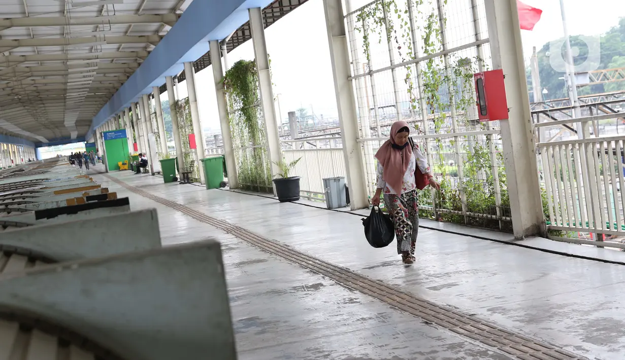 Warga berjalan di area perdagangan Sky Bridge di kawasan Tanah Abang, Jakarta, Jumat (27/3/2020). Sebagai upaya pencegahan virus Corona COVID-19, Perumda Pasar Jaya menutup sementara aktivitas perdagangan di Pasar Tanah Abang Blok A, B dan F hingga 5 April 2020. (Liputan6.com/Helmi Fithriansyah)