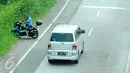 Pengendara motor berusaha memutar arah setelah memasuki Tol Ulujami - Serpong, Tangerang Selatan, Jumat (14/4). Minimnya rambu dan penjagaan petugas, membuat pengendara motor tersebut terjebak masuk ke jalur menuju pintu Tol. (Liputan6.com/Helmi Afandi)
