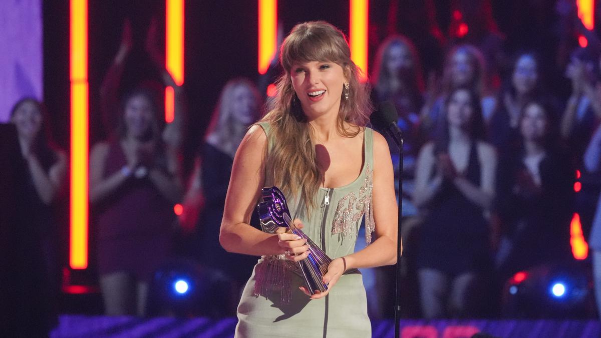 Taylor Swift Kenakan Korset Beludru di iHeartRadio Music Awards, Mesra dengan Travis Kelce