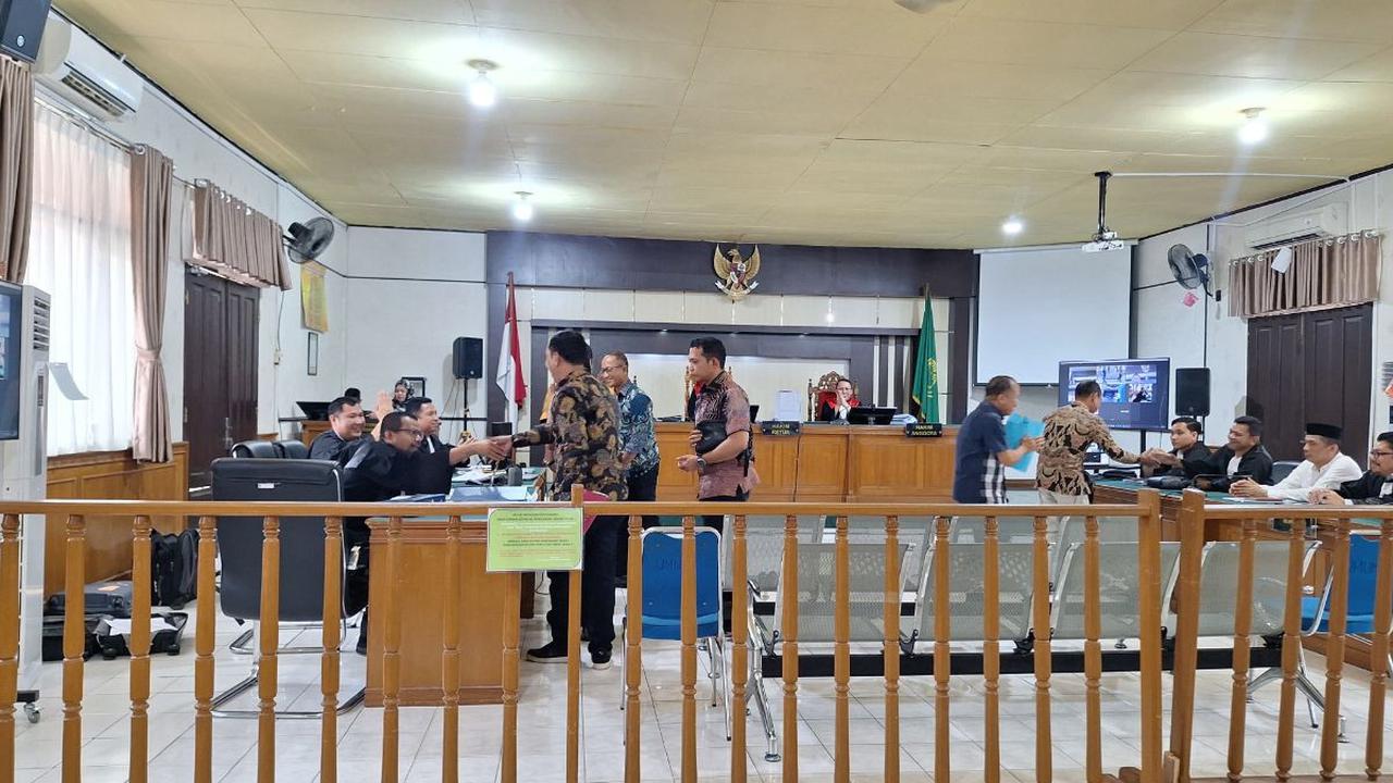 Dia mengaku selalu didesak M Adil untuk memenuhi permintaan uang itu. Mardiansyah selanjutnya meminta kepada Sekretaris Dinas PUPR Kepulauan Meranti Fajar untuk mengakomodirnya.<br>