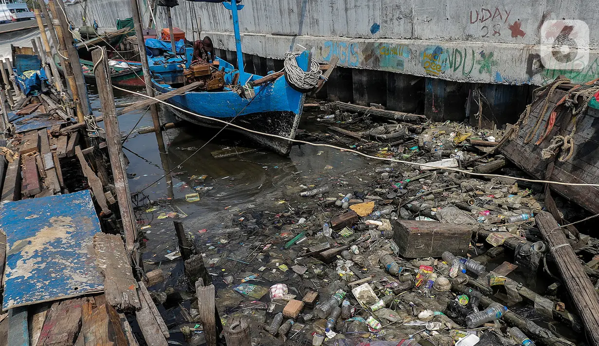 Tumpukan sampah mengambang di pinggir laut kawasan Kampung Nelayan, Penjaringan, Jakarta Utara, Minggu (20/9/2020). Setiap harinya, Jakarta memproduksi sekitar 7.000 ton sampah. Sekitar 1.900 hingga 2.000 ton merupakan sampah plastik. (Liputan6.com/Johan Tallo)