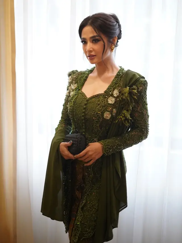 Dewi Perssik Tampil dalam Kebaya Kutubaru Hijau Modern di Perayaan HUT ke-80 TNI
