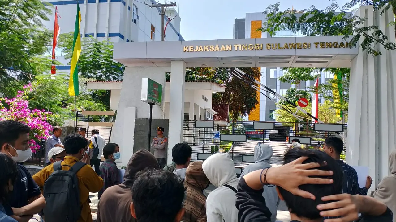 Aliansi Masyarakat Peduli Korupsi Banggai Gelar Aksi di Depan Kejati Sulteng
