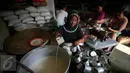 Pekerja menuangkan adonan kue keranjang ke cetakan di industri kue keranjang rumahan di Yogyakarta, (22/1). Jelang perayaan Imlek 8 Februari 2016, Permintaan produksi meningkat dari biasanya. (Boy Harjanto)