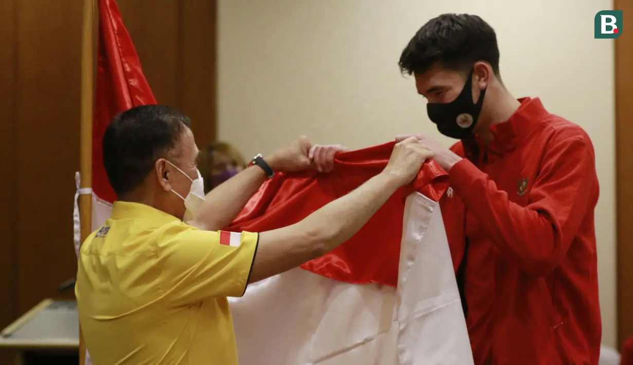 Acara yang diawali dengan sambutan-sambutan juga diisi dengan prosesi mencium bendera Merah Putih oleh semua anggota Skuat Garuda yang berlangsung khidmat. (Bola.com/M Iqbal Ichsan)
