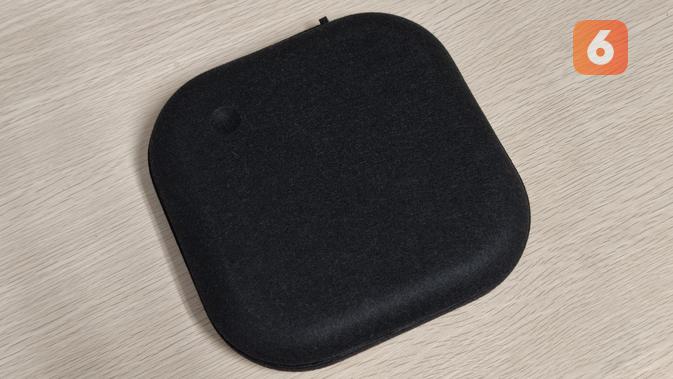 Casing keras berlapis kain tempat Nothing Headphone (1). (Liputan6.com/ Yuslianson)