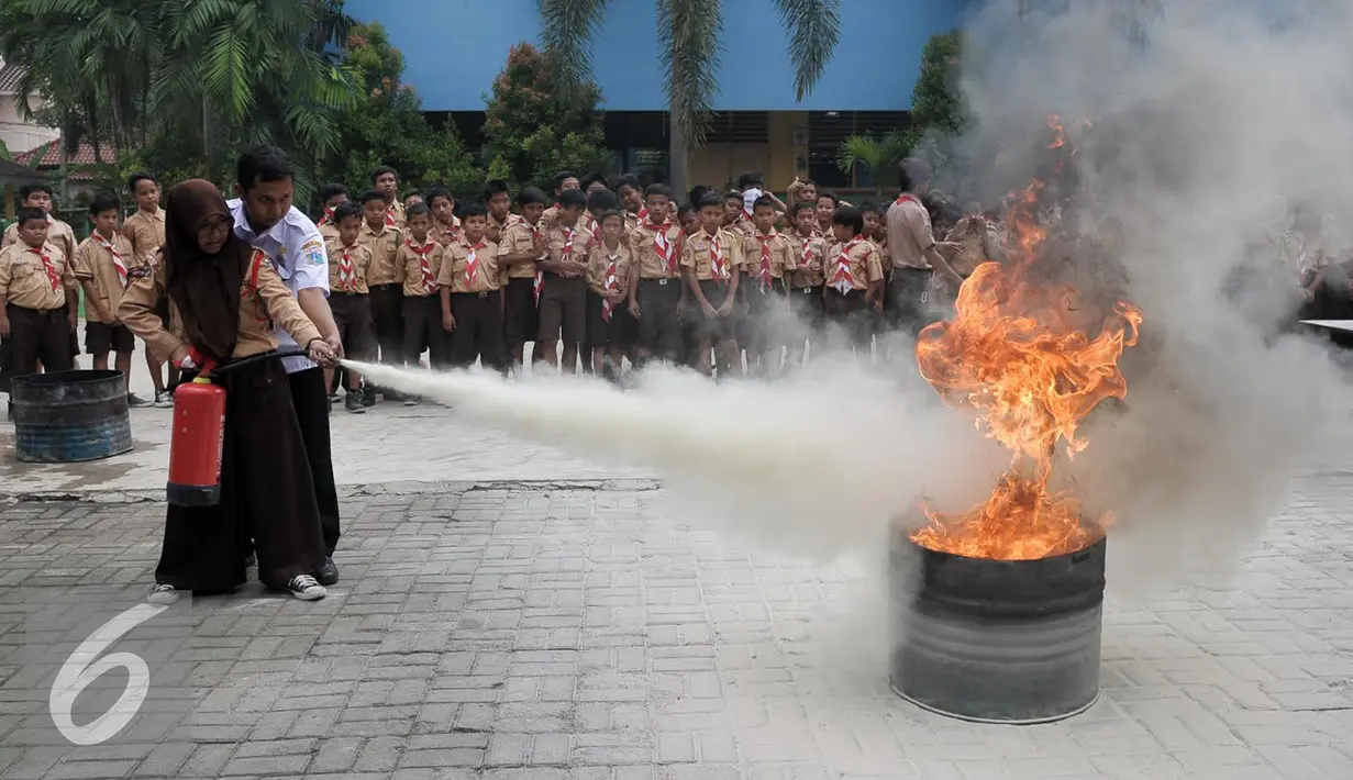 Pelatihan yang digelar Dinas Pemadam Kebakaran ini bertujuan agar guru dan murid mengetahui apa saja yang harus dilakukan bila terjadi bencana kebakaran, Jakarta Selatan, Rabu (21/9). (Liputan6.com/Yoppy Renato)
