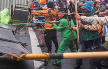 FOTO: Bentrokan di Bogota, Demonstran Serang Polisi dengan Panah di depan Kedubes AS