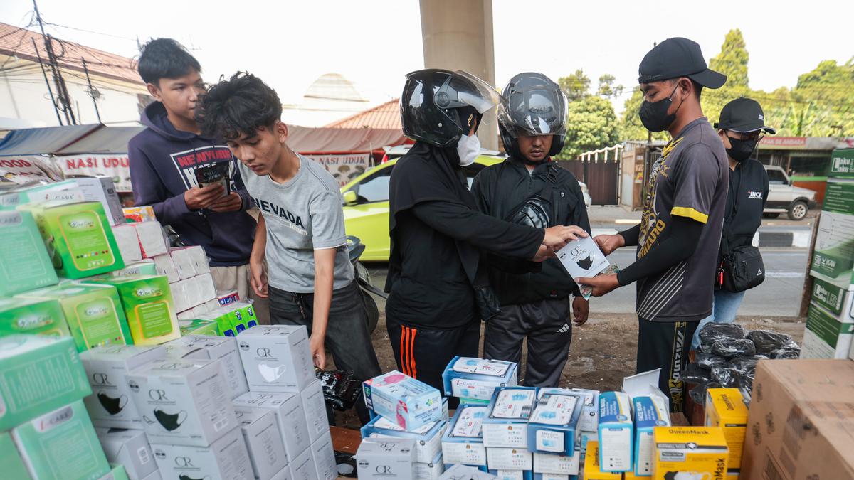 Warga Berburu Masker di Tengah Sebaran Abu Vulkanik - merdeka.com