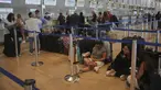 Para pelancong mengantre untuk pelaporan masuk penerbangan menyusul pengumuman gencatan senjata antara Israel dan Iran, di Bandara Internasional Ben Gurion, dekat Tel Aviv, Israel, Rabu 25 Juni 2025. (AP/Ohad Zwigenberg)
