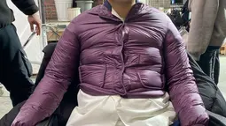 Lucunya, Han Hyo Joo memakaikan jaketnya yang sama pada Lee Jung Ha yang berperan sebagai anaknya, Kim Bong Seok. Jaker itu tentu tampak kekecilan di badan Bong Seok yang sekal. (Foto: Instagram/ hanhyojoo222)