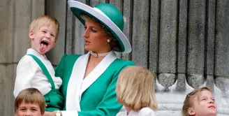 Pangeran Harry mengejutkan Puteri Dana saat menjulurkan lidahnya di balkon Buckingham Palace. (Tim Graham/Getty Images/People)