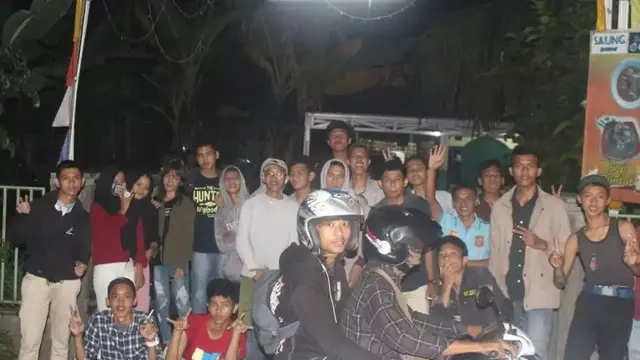 6 Potret Mahasiswa Gagal Foto Bersama Karena Motor Lewat Ini Bikin Elus Dada